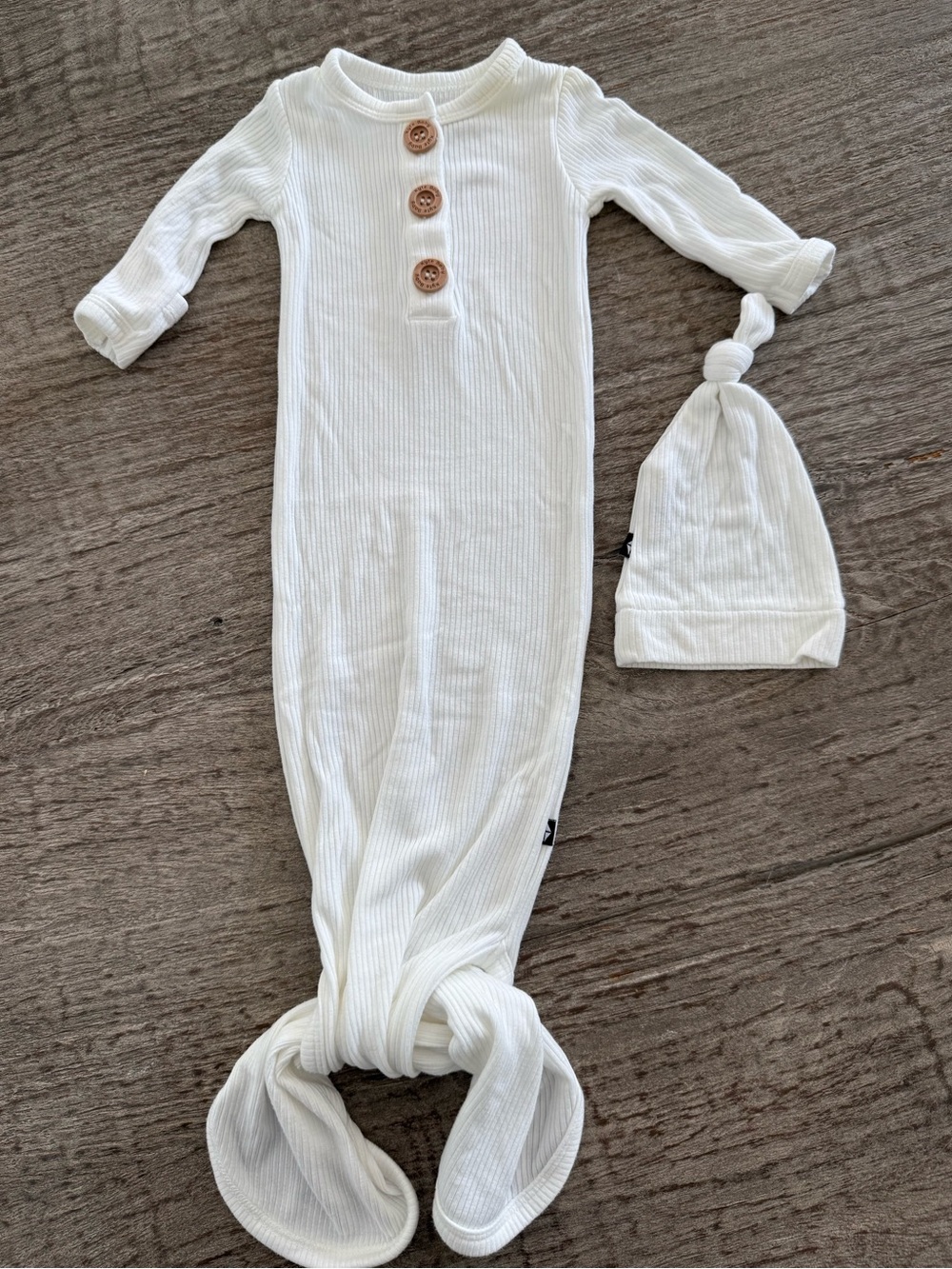 Kyte BABY knotted gown and hat set size newborn in ivory white